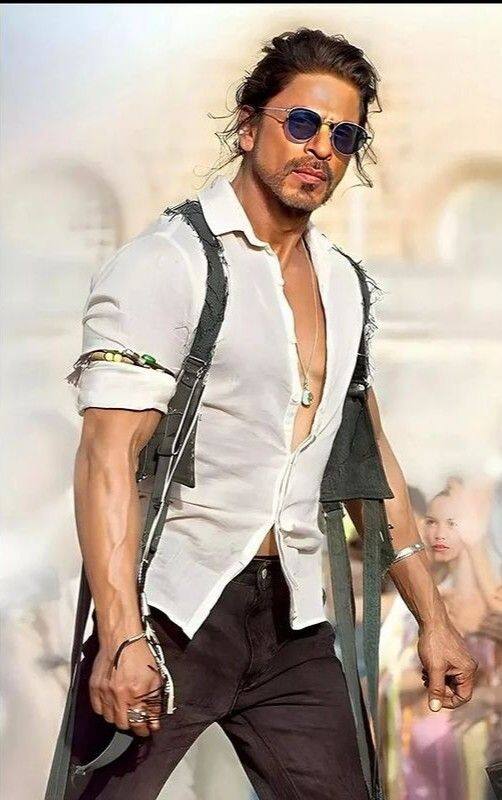 ‘पठान’ फिल्म से किंग खान ने ना सिर्फ जबरदस्त कमबैक किया है. बल्कि एक बार फिर साबित किया कि एक शानदार एक्टर और बॉक्स ऑफिस के भी बादशाह हैं. आज हम आपको उनकी लाइफ का एक दिलचस्प किस्सा बता रहे हैं.