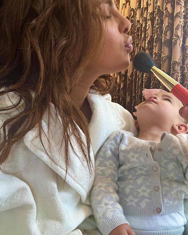 இந்த ஜோடி, வாடகைத்தாய் மூலம் பெண் குழந்தையை பெற்றெடுத்தனர்.