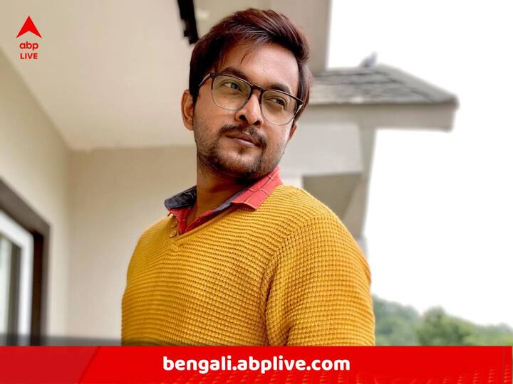 গল্প থেকে শুরু করে কাস্টিং, লুক থেকে শুরু করে জুটি.. দীর্ঘদিন পরে প্রযোজনা সংস্থা এসভিএফের (SVF)-এর সঙ্গে পরিচালক হিসেবে জুটি বেঁধেই একগুচ্ছ চমক দিচ্ছেন সৌরভ চক্রবর্তী (Sourav Chakraborty)।