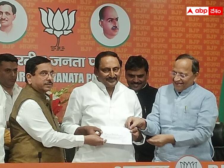 United Andhra Pradesh Former Chief Minister Kiran Kumar Reddy joined BJP బీజేపీలో చేరిన కిరణ్‌కుమార్‌రెడ్డి- ఏపీలో సూపర్ బ్యాటింగ్ చేస్తారని ప్రహ్లాద్ జోషీ కితాబు