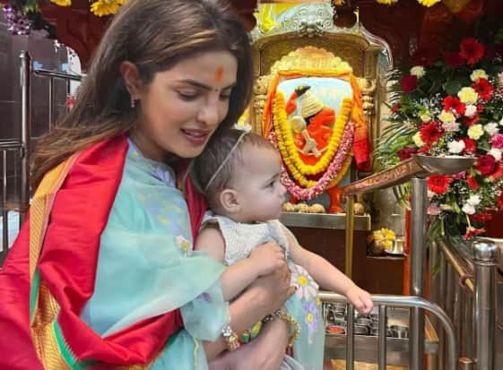 सिद्धिविनायक मंदिरातील दर्शन घेतानाचे फोटो प्रियंकाने सोशल मीडियावर शेअर केले आहेत.