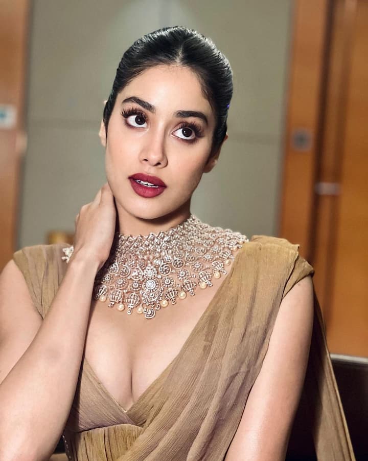 Janhvi Kapoor Pics: જાહ્નવી કપૂરે બહુ ઓછા સમયમાં બોલિવૂડમાં પોતાની એક ખાસ ઓળખ બનાવી છે. અભિનેત્રી સોશિયલ મીડિયા પર પણ ખૂબ જ સક્રિય રહે છે,  તેણે તાજેતરમાં તેના લેટેસ્ટ ફોટોશૂટની તસવીરો શેર કરી છે.