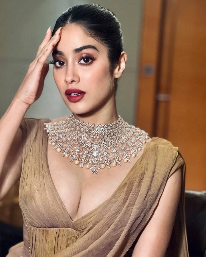 Janhvi Kapoor Pics: જાહ્નવી કપૂરે બહુ ઓછા સમયમાં બોલિવૂડમાં પોતાની એક ખાસ ઓળખ બનાવી છે. અભિનેત્રી સોશિયલ મીડિયા પર પણ ખૂબ જ સક્રિય રહે છે, જ્યાં તેણે તાજેતરમાં તેના લેટેસ્ટ ફોટોશૂટની કેટલીક તસવીરો શેર કરી છે.