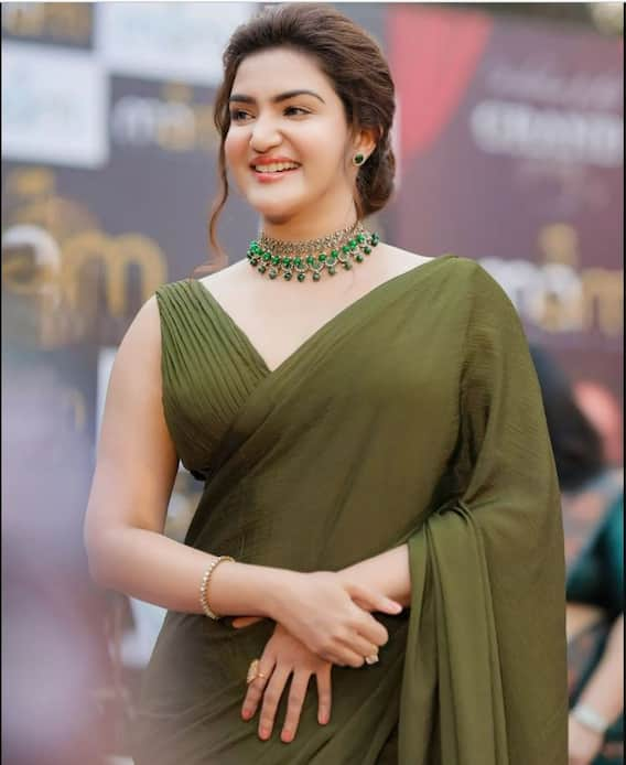 Honey Rose Photo: ब्लू साड़ी में एक्ट्रेस हनी रोज कातिलाना अंदाज में नजर आ रही हैं