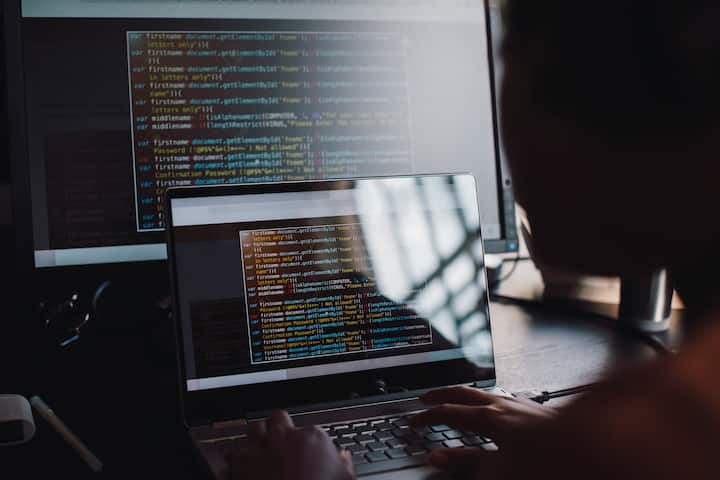 Career in Coding: आजकल कंप्यूटर का क्रेज काफी हद तक बढ़ गया है. टेक्नोलॉजी के इस जमाने में कोडिंग के क्षेत्र में करियर बनाना एक शानदार विकल्प हो सकता है.कोडिंग के बहुत सारे क्षेत्र होते हैं जिनमें सॉफ्टवेयर डेवलपमेंट, वेब डेवलपमेंट, मोबाइल एप्लिकेशन डेवलपमेंट आदि शामिल हैं. यहां हम आपको कोडिंग क्षेत्र में करियर बनाने से जुड़ी कुछ बातें बताएंगे.