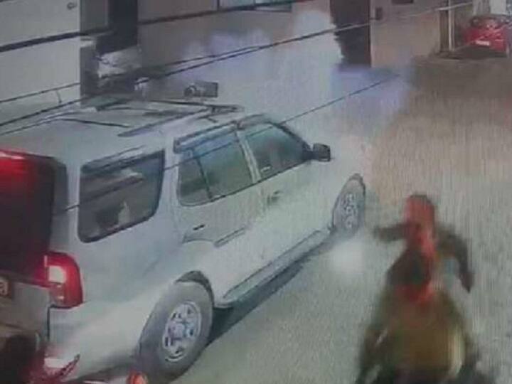 Uttar Pradesh: BJP leader's son car attacked with bombs in Prayagraj; CCTV footage emerges உபியில் பாஜக பிரமுகர் மகன் கார் மீது வெடிகுண்டு வீச்சு: சிசிடிவி காட்சிகள் வெளியானது