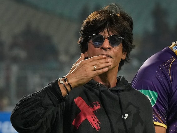 IPL में दिखा 'पठान' का जलवा, KKR की जीत के बाद विराट कोहली के साथ वायरल हुई SRK की ये तस्वीर