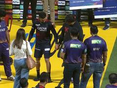 KKR की जीत के बाद मैदान पर जमकर नाचे शाहरुख खान, विराट के साथ 'झूमे जो पठान' सॉन्ग पर किया डांस