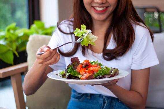 Diet Chart For Women: फिट एंड फाइन रहने के लिए महिलाओं को अपनी डाइट में शामिल करनी चाहिए ये चीजें