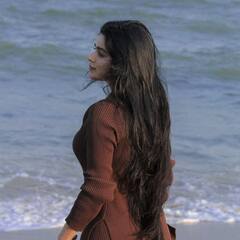 Divya Bharthi: ‘சகியே நீயாரடி கை தீண்டும் பௌர்ணமி… கொஞ்சம் நில்லு’ பேச்சிலர் நாயகியின் கடற்கரை க்ளிக்ஸ்!