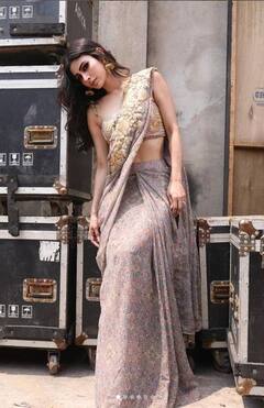 Mouni Roy: ਸਟਾਈਲਿਸ਼ ਸਾੜ੍ਹੀ, ਕਾਤਲ ਅੱਖਾਂ... ਮੌਨੀ ਰਾਏ ਨੇ ਇੰਟਰਨੈੱਟ 'ਤੇ ਲਾਇਆ ਬੋਲਡਨੈੱਸ ਦਾ ਤੜਕਾ, ਦੇਖੋ ਤਸਵੀਰਾਂ