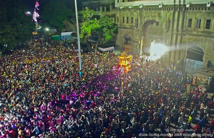 पालकमंत्री दीपक केसरकर, जिल्हाधिकारी राहुल रेखावार, देवस्थान समितीचे सचिव सुशांत बनसोडे, व्यवस्थापक महादेव दिंडे आदींच्या उपस्थितीत रथोत्सवाला सुरुवात झाली.