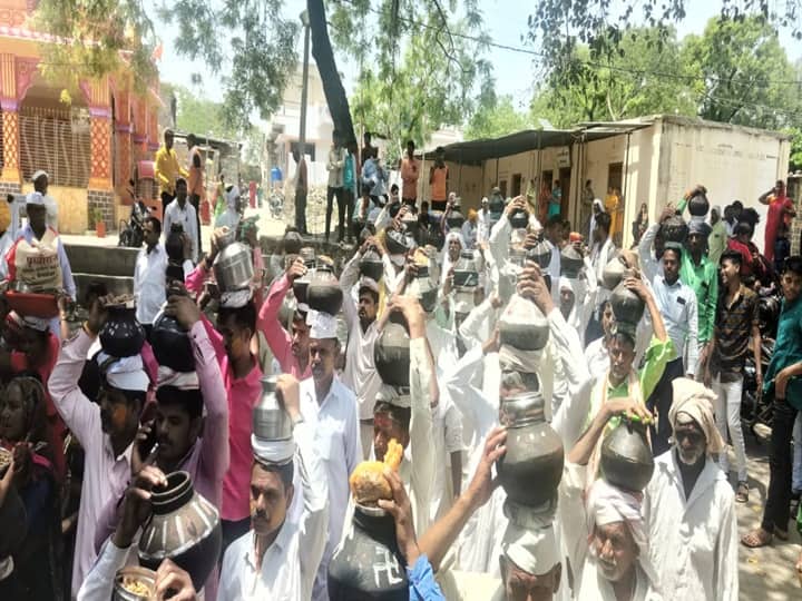 यावेळी बीडसह इतर जिल्ह्यातून आलेली हजारोच्या संख्येने भाविक या ठिकाणी जमले होते.