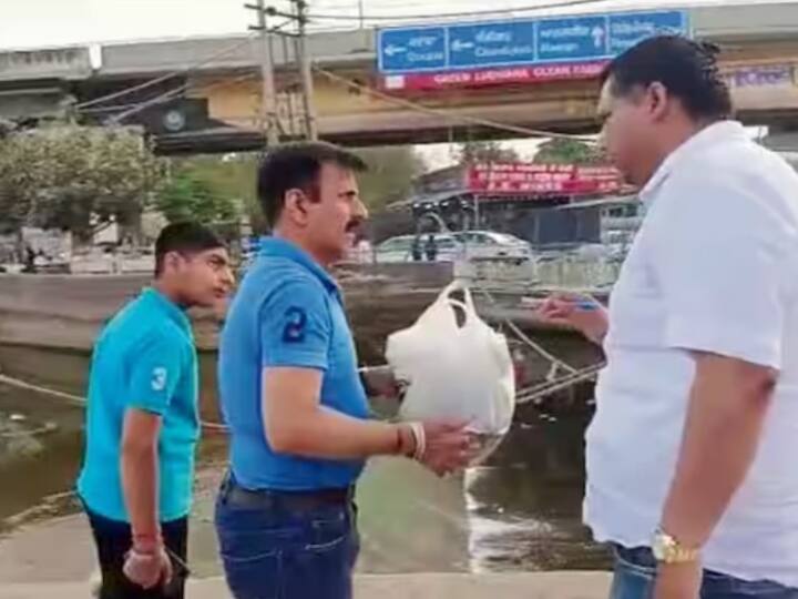 pooja samagri immersed in the canal the corporation officials made an chalaan of 25 thousand Ludhiana News: नहर में डाली नवरात्रों की पूजन सामग्री तो कटा 25 हजार का चालान, जानिए क्या है पूरा मामला