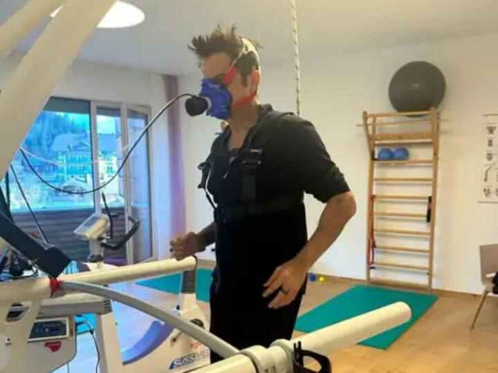 Anil Kapoor was seen running on a treadmill wearing an oxygen mask see photos here Anil Kapoor Workout Videos: ऑक्सीजन मास्क लगाकर ट्रेडमिल पर दौड़ते नजर आए अनिल कपूर, फैंस बोले - ‘ऑलवेज एवरग्रीन’