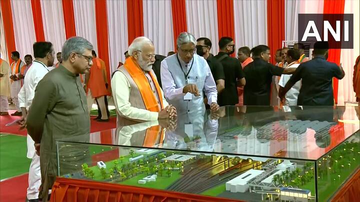 సికింద్రాబాద్ రైల్వే స్టేషన్ పరిసరాల మోడల్ ను పరిశీలించి ప్రధాని
