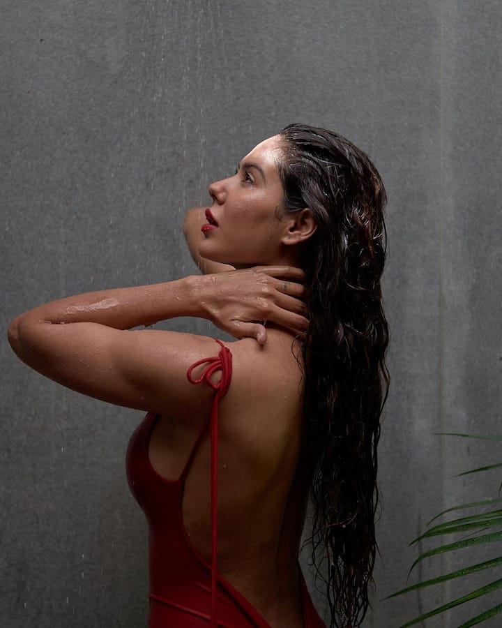 मालूम हो कि सोनम बाजवा इन दिनों अपनी नई फिल्म कैरी ऑन जट्टा 3 को लेकर चर्चा में हैं.