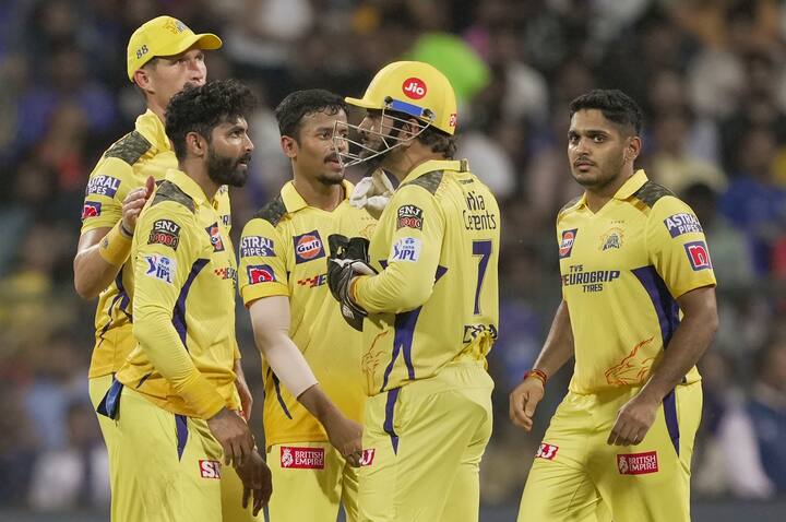 अजिंक्य याने वानखेडे मैदानावर चोहोबाजूने फटकेबाजी केली. त्याने अवघ्या 19 चेंडूत अर्धशतक झळकावले. यामध्ये त्याने 3 षटकार आणि 7 चौकारांचा पाऊस पडाला. अजिंक्य फलंदाजी करताना भन्नाट फॉर्मात असलेला ऋतुराज गायकवाडही बघ्याच्या भूमिकेत होता. अजिंक्य रहाणेने 27 चेंडूत 61 धावांची खेळी केली. ऋतुराजसोबत त्याने 82 धावांची भागिदारी केली, यामध्ये अजिंक्य रहाणेचा वाटा 61 धावांचा होता. अजिंक्य रहाणेने एका षटकात तब्बल 23 धावा वसूल केल्या, त्यावरुन त्याच्या विस्फोटक फलंदाजीचा अंदाज लावू शकता