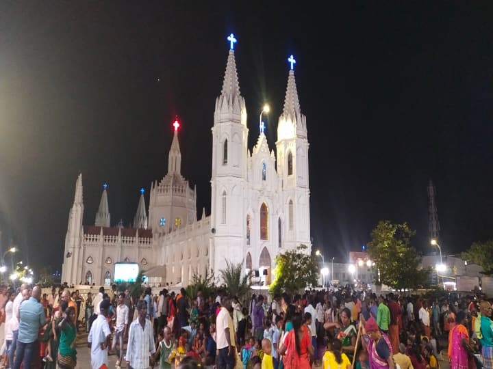 Good Friday Thousands of devotees participate in the Good Friday worship at Velankanni Church TNN ஏசுவின் பாதத்தில் முத்தமிட்ட கிறிஸ்தவர்கள்; தவக்கால விரதத்தை நிறைவேற்றி பிராத்தனை