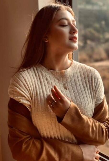 शायद आप यह सुनकर काफी ज्यादा हैरान होंगे लेकिन आपको बता दें कि ऐसी ही एक एक्ट्रेस है जो कि पाकिस्तान की मशहूर अदाकारा बन चुकी हैं. उनका नाम मोमिना इकबाल है. जो कि बेहद ही खूबसूरत भी है.