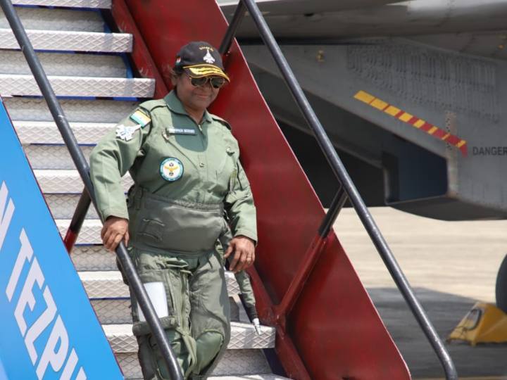 अधिकारियों ने बताया कि ग्रुप कैप्टन नवीन कुमार तिवारी ने राष्ट्रपति मुर्मू के साथ सुखोई-30 एमकेआई में उड़ान भरी. मुर्मू ने 25 मिनट की अपनी उड़ान पूरी होने के बाद कहा- अच्छा लगा. वो तीनों सशस्त्र बलों की सर्वोच्च कमांडर हैं. वह फिलहाल असम की तीन दिन की यात्रा पर हैं.