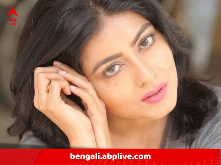 তাঁকে চিরকাল মানুষ দেখেছেন অন্য ধাঁচের চরিত্রে। তবে সেই সমস্ত চরিত্র এক ধাঁচের নয়। বারে বারে তিনি নিজেকে ভেঙেছেন, গড়েছেন, ভালবেসেছেন। অভিনয়কে ভালবেসেই তিনি লম্বা সফর করেছেন টলিউডে।