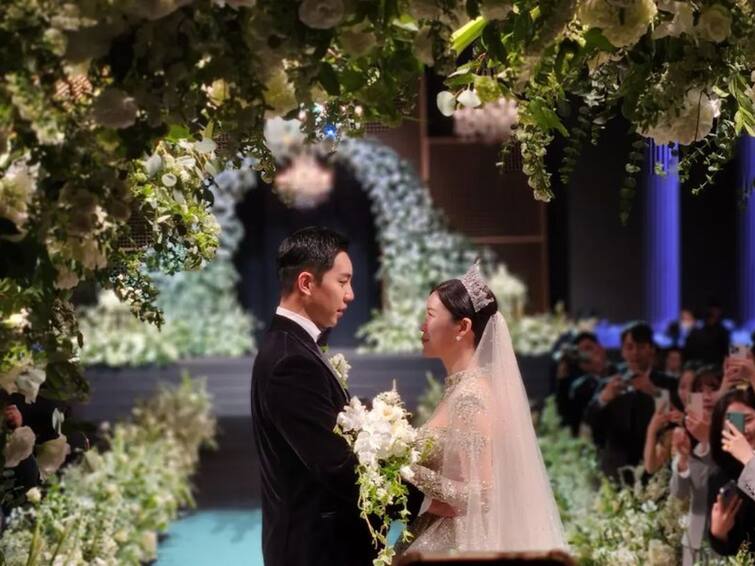 K-Drama Stars Lee Seung-Gi And Lee Da-In Get Married In A Lavish Ceremony K-Drama Stars Lee Seung-Gi And Lee Da-In Get Married In A Lavish Ceremony