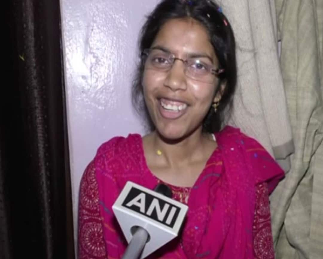 UPPSC PCS Topper Divya Sikarwar interview read her success story here I Would Advise All Girls To Focus On Their Career And Goals: Divya Sikarwar Who Secures 1st Rank In UPPSC PCS Exam