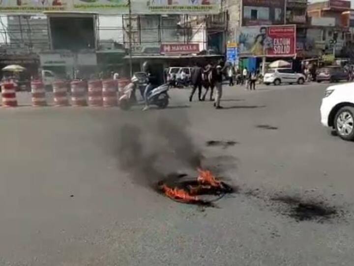 Ranchi Band: रांची बंद का असर आज सवेरे से ही देखने को मिला. रांची की सड़कों पर जगह-जगह जाम लगा दिया गया. कही टायर जला कर रोष जाहिर किया गया और रांची बंद को सफल बनाने की अपील की गई.