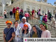 Sara Ali Khan Photos: शूटिंग से फुर्सत के पल निकालकर दिल्ली की सैर करती दिखीं सारा, एक्ट्रेस की सादगी पर अटका फैंस का दिल