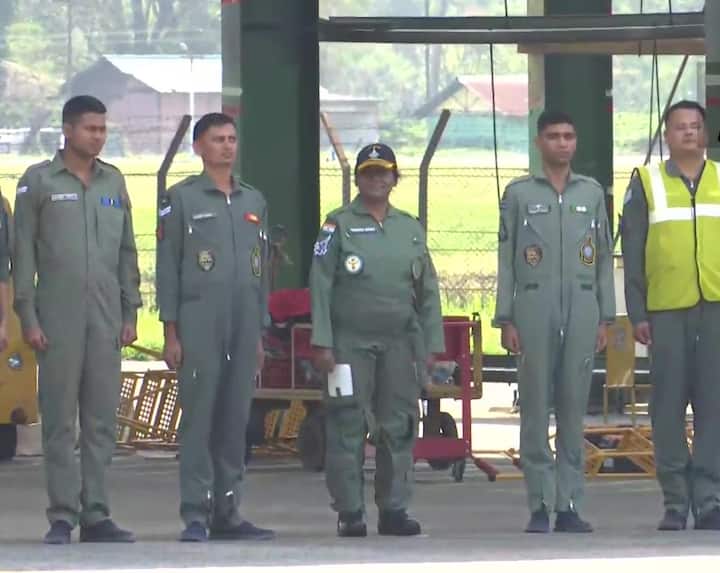 President in Sukhoi: पायलट की ड्रेस में द्रौपदी मुर्मू ने सुखोई जेट से भरी उड़ान, प्रतिभा पाटिल के बाद ऐसा करने वाली दूसरी महिला प्रेसिडेंट President Droupadi Murmu takes sortie Sukhoi 30 MKI fighter aircraft tezpur air force station assam President in Sukhoi: पायलट की ड्रेस में द्रौपदी मुर्मू ने सुखोई जेट से भरी उड़ान, प्रतिभा पाटिल के बाद ऐसा करने वाली दूसरी महिला प्रेसिडेंट