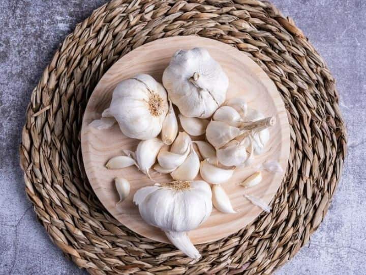 Garlic Side Effects Who Should Not Eat Garlic Know Its Disadvantages Garlic Side Effects: ज्यादा लहसुन खाने से शरीर में पैदा हो सकती हैं कई दिक्कतें, जानें इसके 7 साइड इफेक्ट्स
