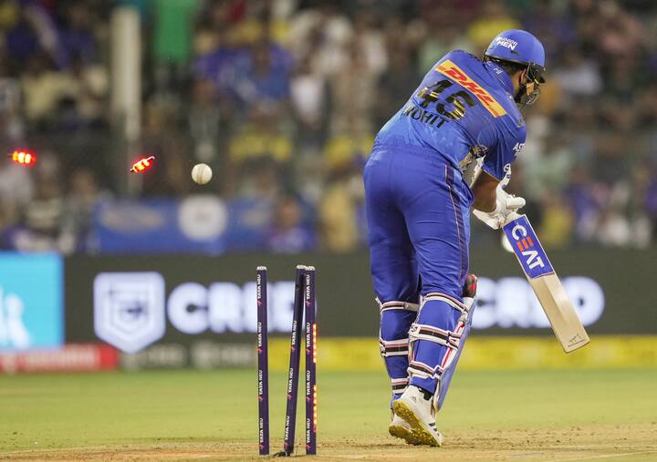 Mumbai Indians vs Chennai Super Kings IPL 2023 : वानखेडेच्या मैदानावर चेन्नईने मुंबईचा सात विकेटने पराभव करत वस्त्रहरण केलेय. आधी गोलंदाजांनी मुंबईच्या फलंदाजांना बांधून ठेवले, त्यानंतर चेन्नईच्या फलंदाजांनी मुंबईच्या गोलंदाजांची धुलाई केली.