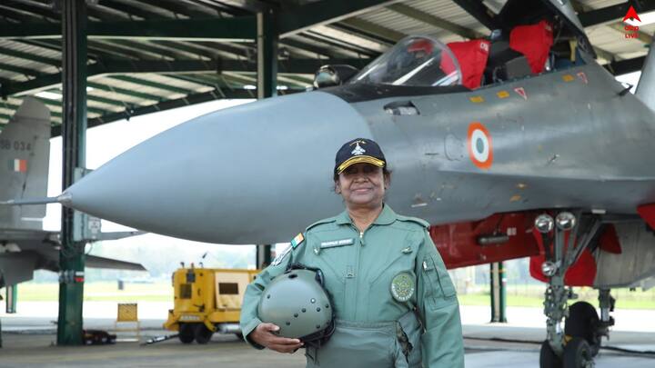 President flies Sukhoi 30 MKI:  জলপাই রঙের ফ্লাইট স্যুট পরে অসমের তেজপুরের বায়ুসেনা ঘাঁটি থেকে সুখোই-৩০ যুদ্ধবিমান ওড়ালেন।