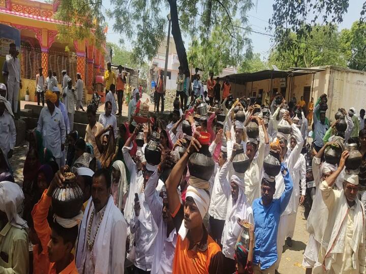 थंड आंबील आणि घुगऱ्या छोट्या माठात टाकून तो माठ डोक्यावर घेऊन दीड किलोमीटर मिरवणुकीमध्ये चालत जाण्याची परंपरा धारूरच्या जगदंबा देवीच्या यात्रोत्सवामध्ये असते.