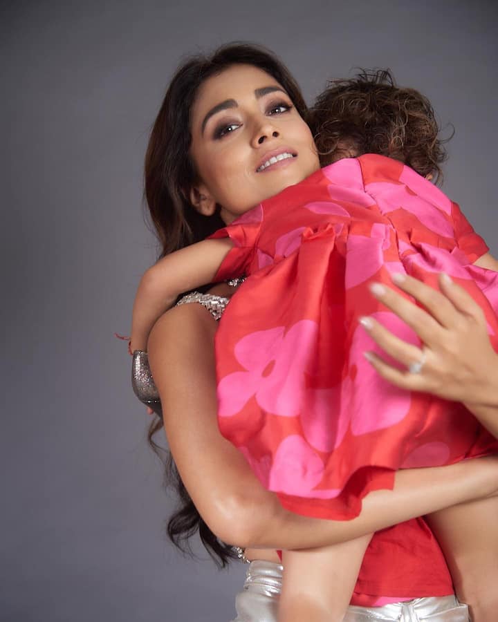 శ్రియా శరణ్ ఫోటో షూట్ మధ్యలో తన కూతురిని ఆడిస్తూ కనిపించింది. రెండున్నరేళ్ల కూతురిని మధ్యలో ఎత్తుకుని కాసేపు ఆడించి మళ్లీ ఫోటో షూట్ కొనసాగించింది.