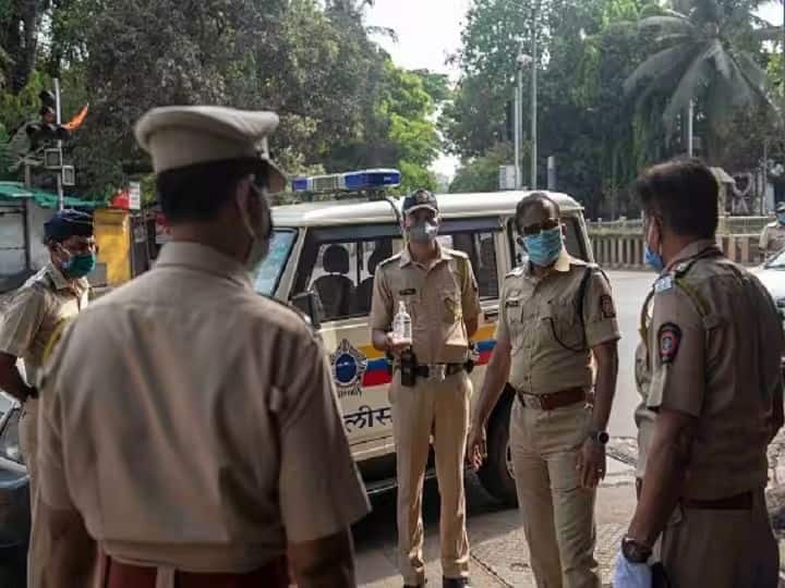 three terrorists come to mumbai connection with Pakistan man told police control by calling ann 'पाकिस्तान से मुंबई में आए तीन आतंकी', पुलिस कंट्रोल को फोन पर एक शख्स ने दिया मोबाइल और गाड़ी नंबर