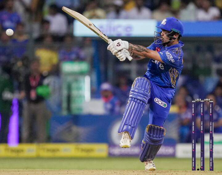 रोहित शर्मा आणि ईशान किशन तंबूत परतल्यानंतर मुंबईचा डाव पत्त्याच्या बंगल्याप्रमाणे कोसळला. कॅमरुन ग्रीन याने 11 चेंडूत फक्त 12 धावा केल्या. सूर्यकुमार यादव याने दोन चेंडूत एक धाव केली. अरशद खान 2 आणि ट्रिस्टन स्टब्स 10 चेंडूत 5 धावा काढून बाद झाला. चेन्नईच्या गोलंदाजीसमोर मुंबईच्या फलंदाजांनी नांगी टाकली.