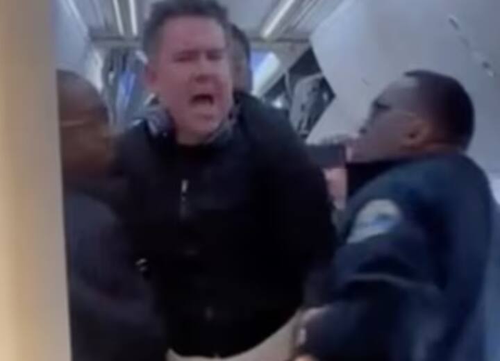 Watch: ड्रिंक्स मांगने पर अमेरिकन फ्लाइट से घसीट कर यात्री को बाहर निकाला US flyer dragged off flight over pre departure drink request Watch: ड्रिंक्स मांगने पर अमेरिकन फ्लाइट से घसीट कर यात्री को बाहर निकाला
