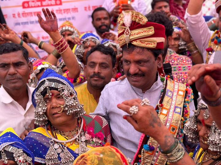 तसेच या दोन्ही नेत्यांनी बंजारा वेशभूषा करत डान्स देखील केला.