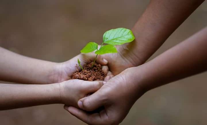 কিছু পাওয়ার আশায় নয়, বরং সম্পর্ককে এতটাই গুরুত্ব দেন কিছু মানুষ যে, সামনের জনকে খুশি করতে চান সবসময়। মুখফুটে কিছু না বললেও সামনে জনের কষ্ট বুঝে যান।