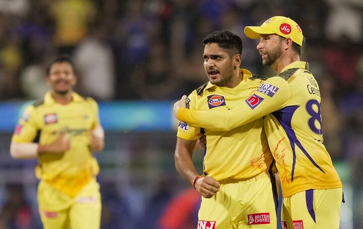 मुंबईकर अजिंक्य रहाणे याने वानखेडेच्या मैदानावर झंझावाती फलंदाजी केली. अजिंक्यने अवघ्या 19 चेंडूत अर्धशतक झळकावत मुंबईच्या गोलंदाजीची हवा काढली. चेन्नईकडून अजिंक्य रहाणे याने आज आयपीएलमध्ये पदार्पण केले. पदार्पणातच अजिंक्यने दमदार कामगिरी केली. मुंबईने दिलेल्या 158 धावांच्या माफक आव्हानाच पाठलाग करताना चेन्नईची सुरुवात खराब झाली. डेवॉन कॉनवे गोल्डन डक झाला.. त्यामुळे पहिल्याच षटकात अजिंक्य रहाणे मैदानावर आला. त्यानंतर अजिंक्य रहाणे याने सामन्याचे चित्र बदलले.