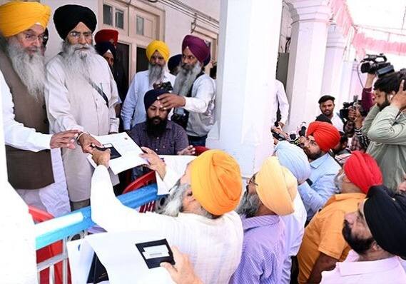 The Shiromani Committee gave passports to pilgrims going to Pakistan on the occasion of Baisakhi Amritsar News: ਵਿਸਾਖੀ ਮੌਕੇ ਪਾਕਿਸਤਾਨ ਜਾਣ ਵਾਲੇ ਸ਼ਰਧਾਲੂਆਂ ਨੂੰ ਸ਼੍ਰੋਮਣੀ ਕਮੇਟੀ ਨੇ ਦਿੱਤੇ ਪਾਸਪੋਰਟ