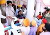 Amritsar News: ਵਿਸਾਖੀ ਮੌਕੇ ਪਾਕਿਸਤਾਨ ਜਾਣ ਵਾਲੇ ਸ਼ਰਧਾਲੂਆਂ ਨੂੰ ਸ਼੍ਰੋਮਣੀ ਕਮੇਟੀ ਨੇ ਦਿੱਤੇ ਪਾਸਪੋਰਟ