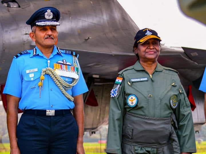 तेजपुर पहुंचने के बाद मुर्मू को भारतीय वायुसेना कर्मियों ने ‘गार्ड ऑफ ऑनर’ दिया और फिर उन्हें सुखोई विमान में उनकी उड़ान को लेकर आधिकारिक जानकारी प्रदान की गई. इसके बाद वह ‘फ्लाइंग सूट’ पहनकर हैंगर (जहां विमान खड़े होते हैं) पहुंचीं.