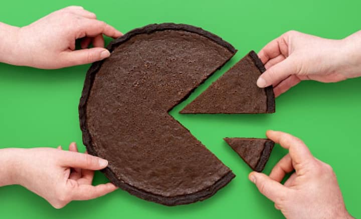 হাত দিয়ে জলও গলে না কারও। কেউ আবার বিলিয়ে দেন সবকিছুই। অত্যন্ত সহানুভূতিশীল এবং বিনম্র হন কিছু মানুষ।