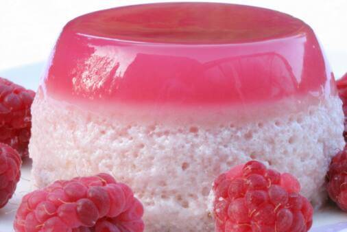 ஒரு பேனில் காய்ச்சிய பால், சர்க்கரை, ரோஸ் சிரப் சேர்த்து நன்றாக கிளரி அதன் பிறகு அந்த கார்ன் ப்ளோர் மிக்ஸை சேர்க்கவும். அதனை நன்றாக கலந்து பால் சிறிது கட்டியாகும் வரை கொதிக்க வைக்கவும்.