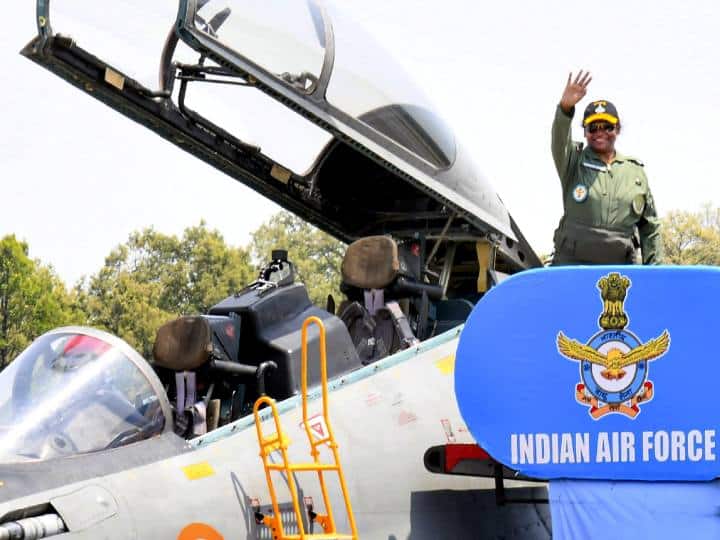 राष्ट्रपति मुर्मू ने विमान के सामने पायलट और अन्य अधिकारियों के साथ तस्वीरें भी खिंचवाईं. कॉकपिट में बैठने के बाद, एक महिला अधिकारी ने उन्हें हेलमेट पहनने और अन्य तकनीकी आवश्यकताओं को पूरा करने में मदद की, जिसके बाद उन्होंने हाथ हिलाकर अभिवादन किया.