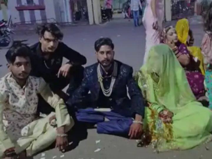 Ratlam Dulha Dulhan Protest for when people asked to stop DJ on wedding night Ratlam News: शादी में तेज DJ बजाने से रोका तो थाने पहुंच गए दूल्हा-दुल्हन, बोले- '...तब तक नहीं लेंगे फेरे'