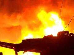 दिल्ली में प्लास्टिक गोदाम में लगी भीषण आग, फायर ब्रिगेड की दो दर्जन गाड़ियां बुझाने में लगीं